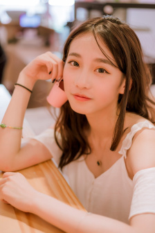 年轻漂亮的女教师